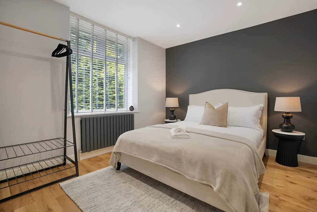 Calm furnished bedroom for short-term accommodation